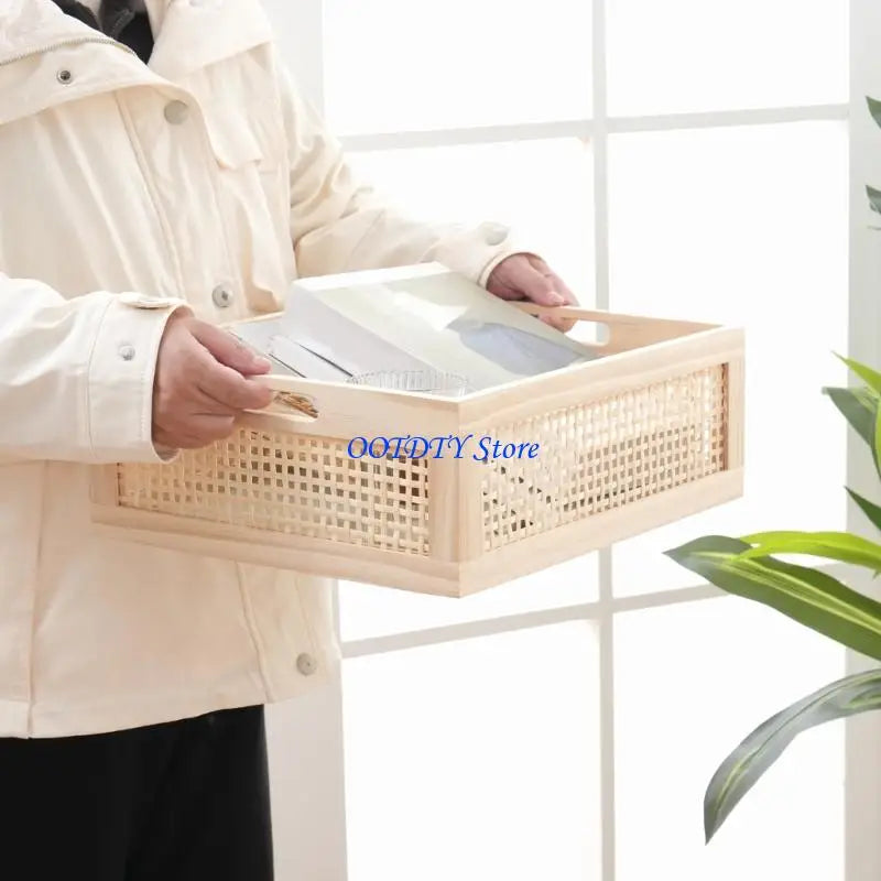 Panier de rangement en bois placé dans une salle de bain élégante