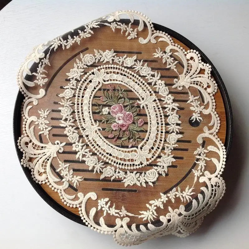 serviette table vintage broderie florale dentelle beige clair classique romantique respectueux environnement table élégante