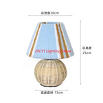 lampe table moderne rustique abat jour tissu rayures marron base rotin bleu clair