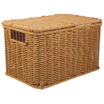 Panier de rangement placé dans un salon avec des couvertures à l'intérieur