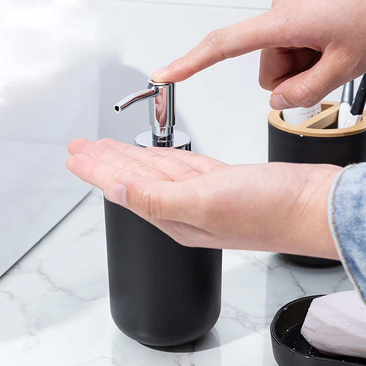 ensemble d'accessoires salle bain distributeur savon porte brosses dents porte savon noir moderne minimaliste