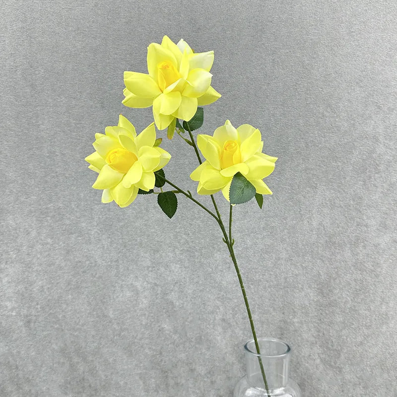 décoration intérieure bouquet fleurs artificielles soie moderne vase livres minimaliste rouge jaune