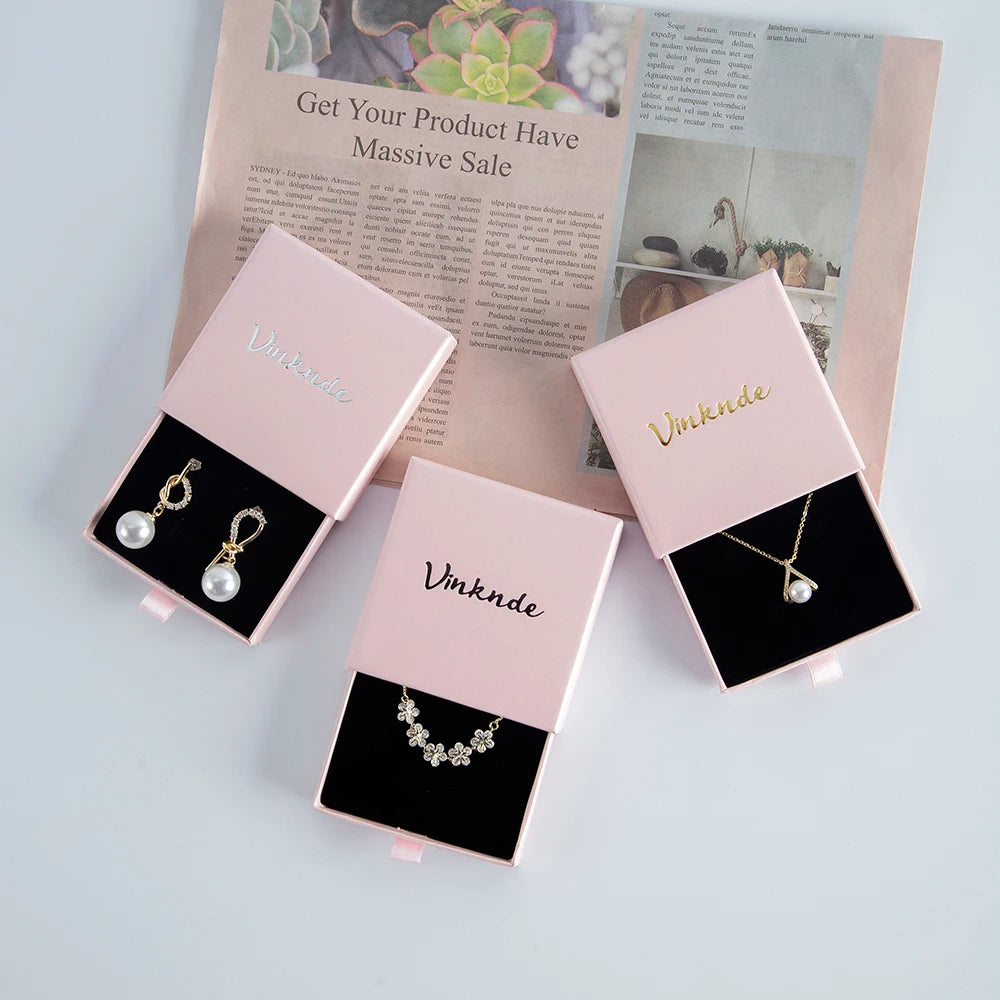 Boîte à bijoux ouverte avec tiroir coulissant en action