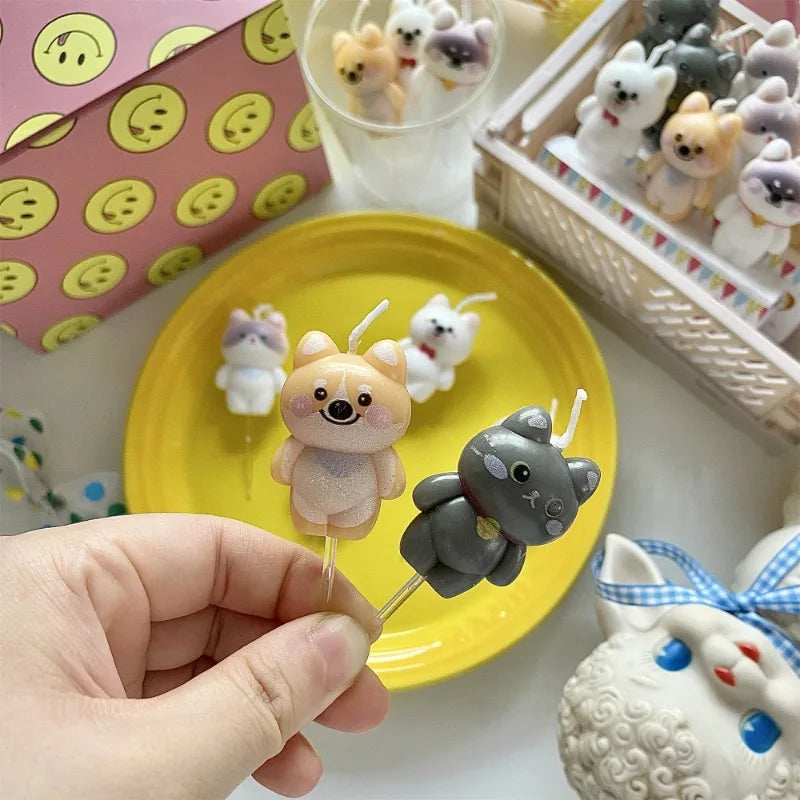 bougies anniversaire animaux forme chien chat cartoon mignon sourires visages beiges gris blancs roses