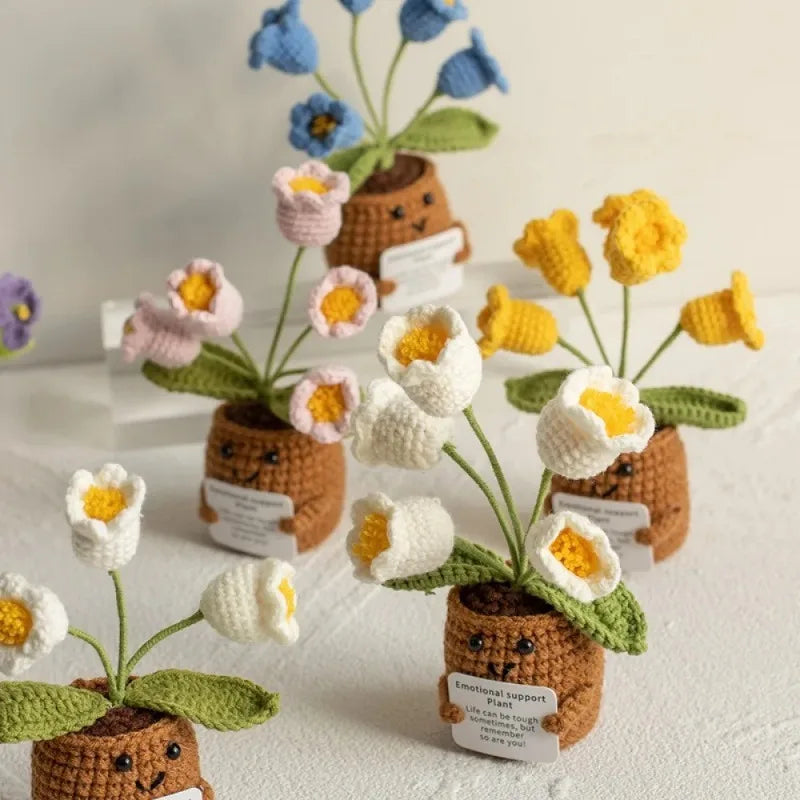 plantes crochet fleurs multicolores feuilles vertes pot personnages souriant kawaii artisanal créatif emotional support