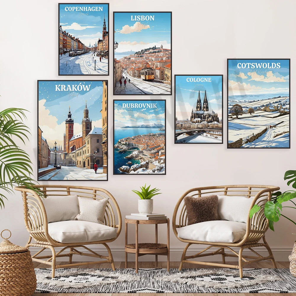 Cette collection d'affiches de voyage représente plusieurs destinations européennes, telles que Copenhague, Lisbonne, Cracovie, Dubrovnik et les Cotswolds, offrant une décoration murale inspirante et évocatrice pour un intérieur moderne et cosmopolite.