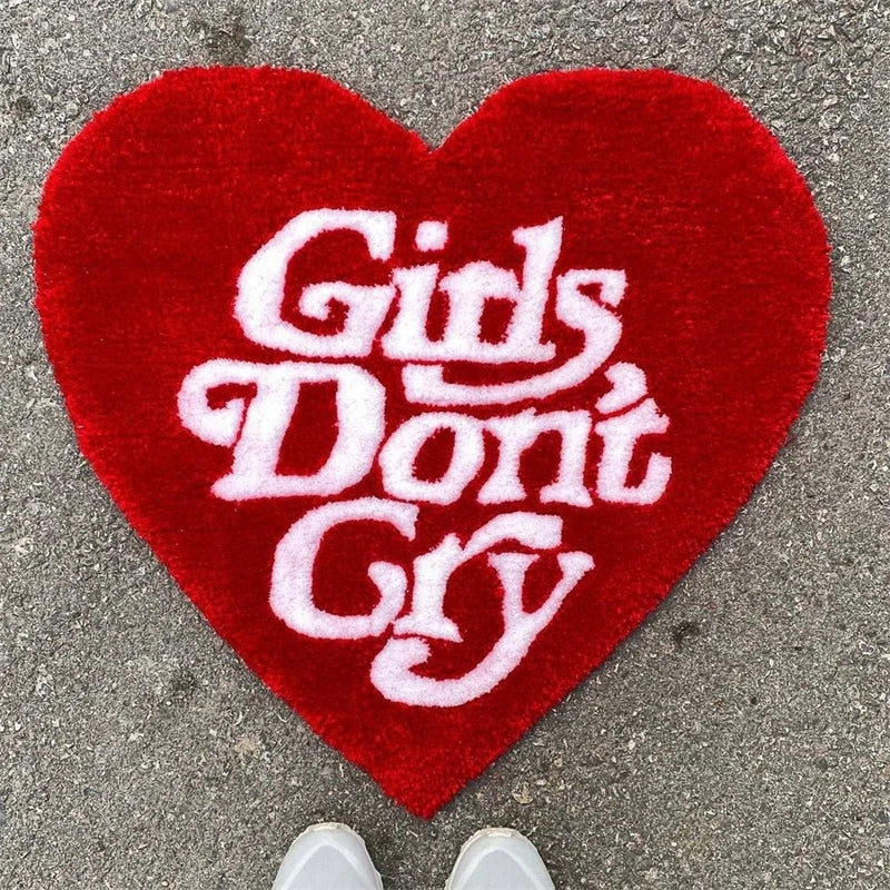 coussin forme cœur lettres blanches girls don't cry rouge rose clair moderne pop art