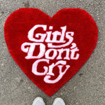 coussin forme cœur lettres blanches girls don't cry rouge rose clair moderne pop art