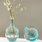 Vase en verre transparent avec arrangement floral coloré