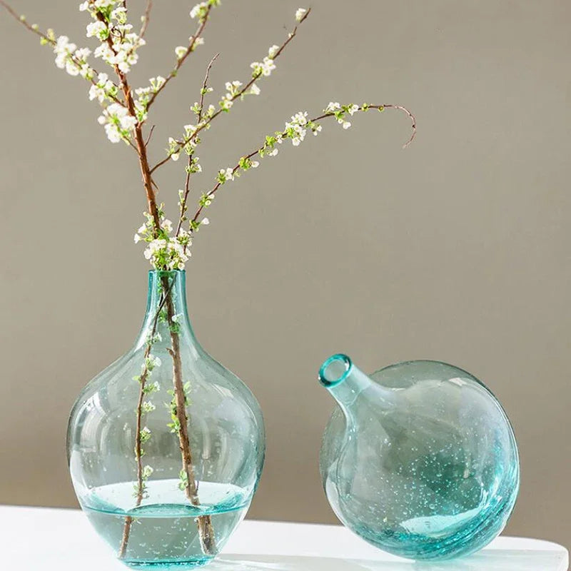 Vase en verre transparent avec arrangement floral coloré