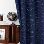 Rideau élégant bleu marine avec motifs ondulés blancs, parfait pour ajouter une touche moderne et sophistiquée à votre intérieur. Décoration idéale pour le salon ou la chambre, alliant style et fonctionnalité. Découvrez comment ce rideau peut transformer votre espace avec simplicité et élégance.