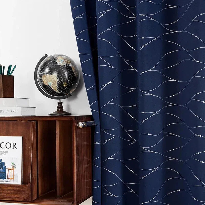Rideau élégant bleu marine avec motifs ondulés blancs, parfait pour ajouter une touche moderne et sophistiquée à votre intérieur. Décoration idéale pour le salon ou la chambre, alliant style et fonctionnalité. Découvrez comment ce rideau peut transformer votre espace avec simplicité et élégance.