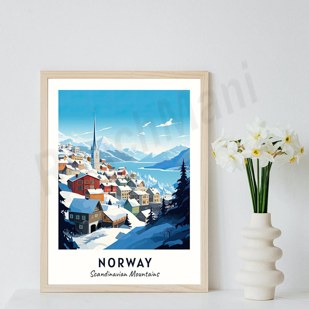L'image représente un paysage enneigé d'une ville norvégienne dans les montagnes scandinaves, avec des maisons colorées, une église au clocher élancé et des montagnes en arrière-plan.