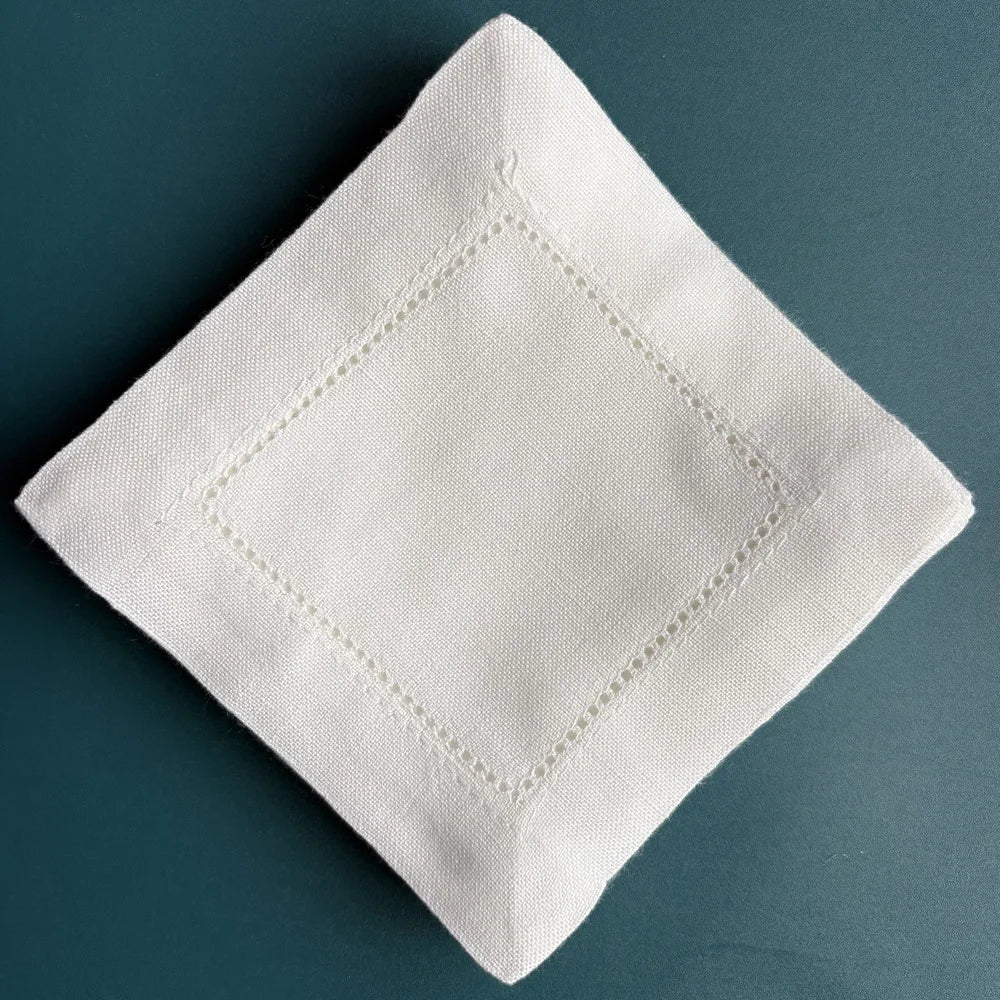 serviettes cocktail blanc classique bordure brodée tissu coton lin table manger 15x15cm 20x20cm événementiel