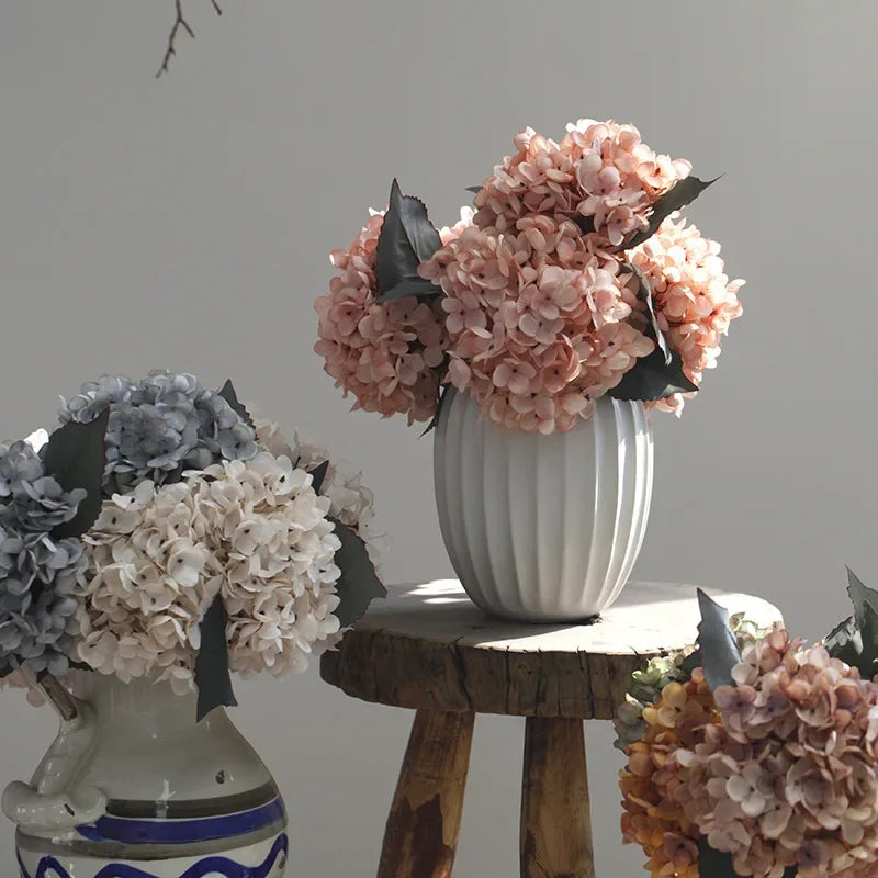 bouquet artificiel hortensias rose clair gris blanc orange rouge feuilles vertes classique intérieur mariage