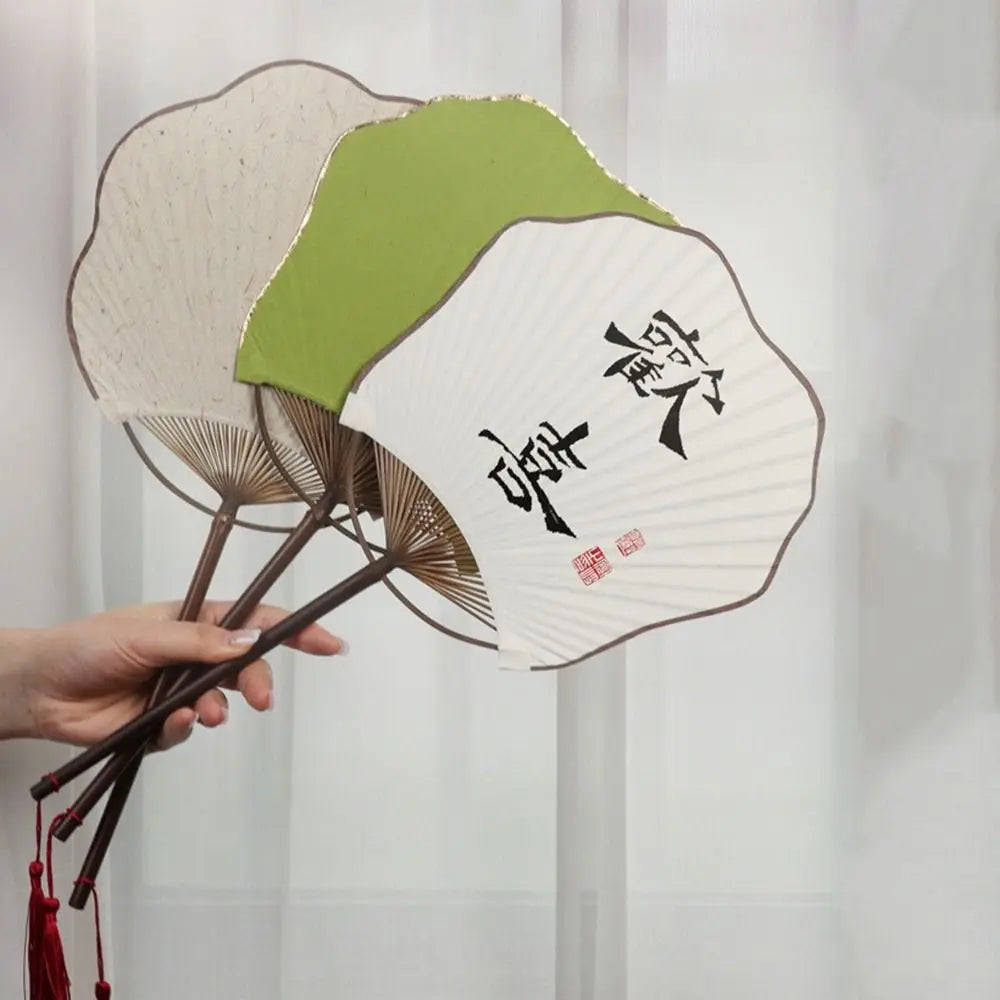 éventail traditionnel classique élégant papier fin motifs floraux poignée bois tassel rouge vert clair