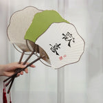 éventail traditionnel classique élégant papier fin motifs floraux poignée bois tassel rouge vert clair