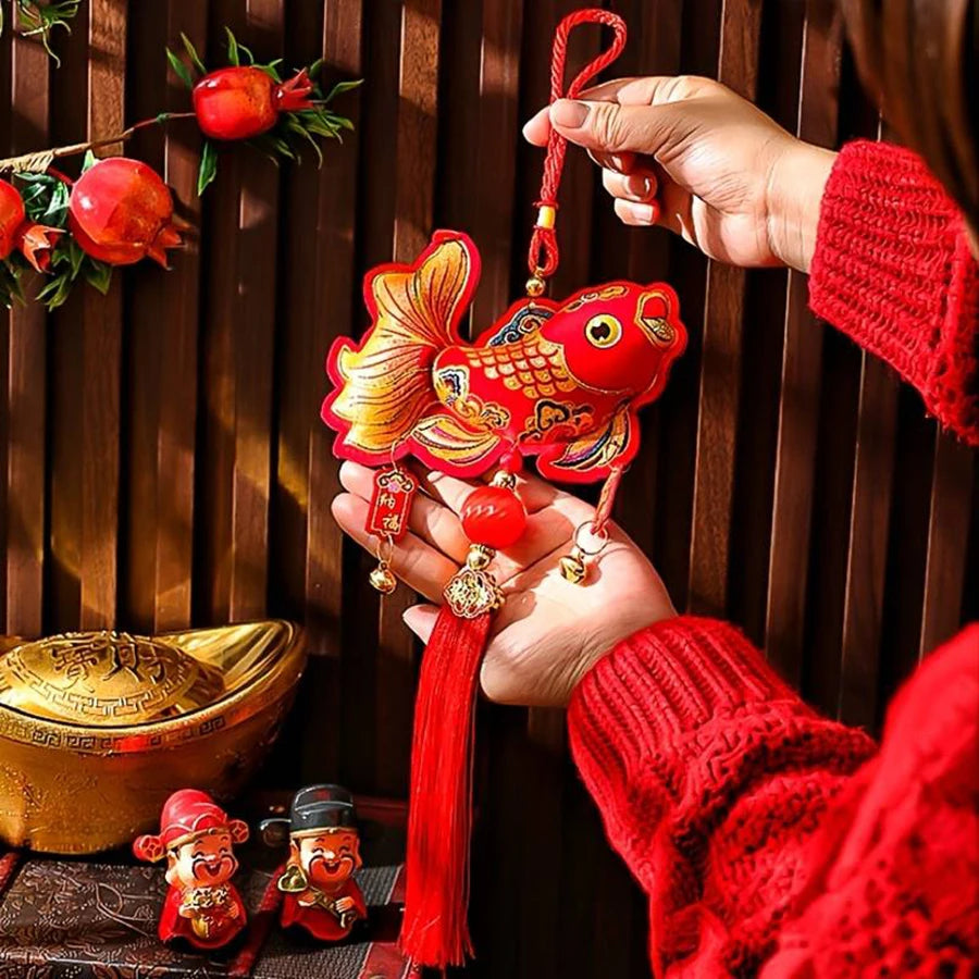 décorations suspendues rouges broderies chinoises ornements floraux symboles chance clochette dorée cordon rouge opacité