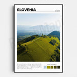 L'église des Saints Primo et Felician, nichée dans les collines slovènes, offre une vue pittoresque des Alpes juliennes. Cette église historique, située près du village de Jamnik, est célèbre pour son architecture traditionnelle slovène. Son emplacement élevé sur une colline boisée en fait un symbole de la beauté et du patrimoine culturel riches de la Slovénie.