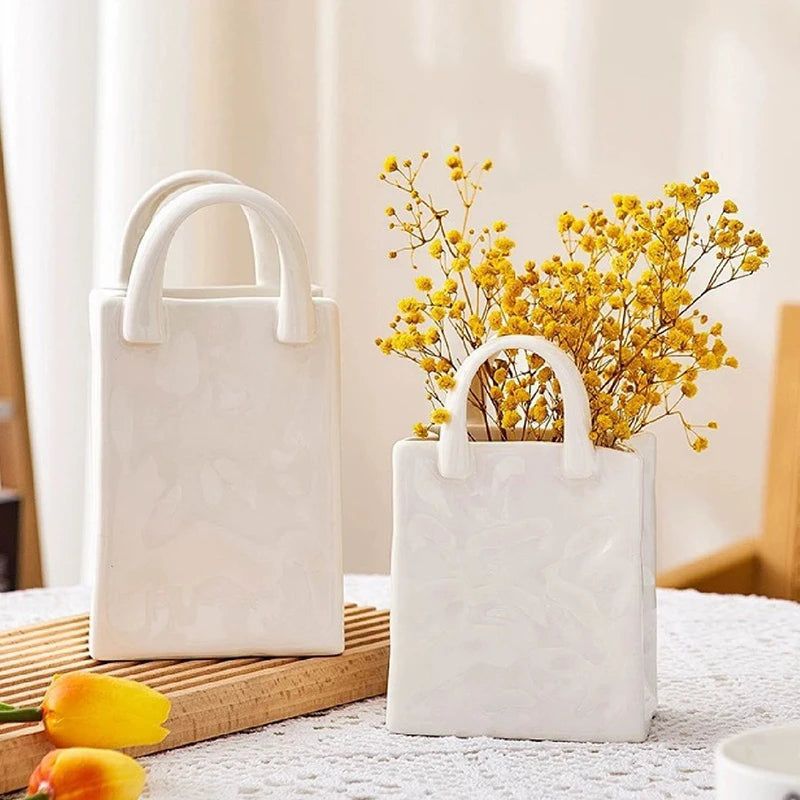 vase blanc moderne forme sac main texture tissu froissé décoration intérieure arrangement fleurs séchées