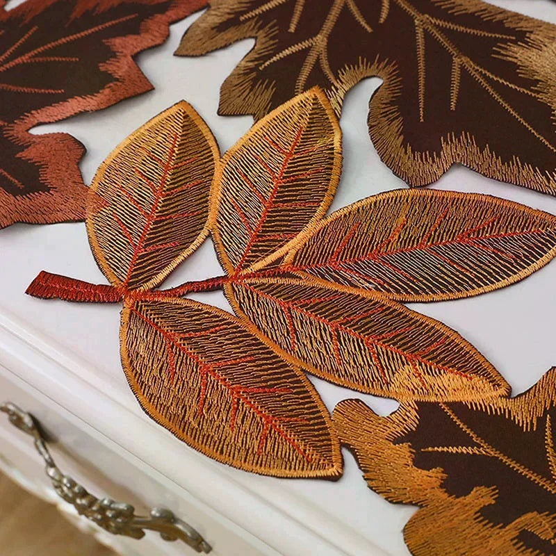 nappe automnale feuilles erables brode marron orange rustique citrouilles bougies decoration