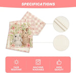 L'image montre deux mignons lapins dans un cadre floral sur un fond rose et blanc, indiquant que le produit est résistant aux décolorations, lavable en machine et de haute qualité.