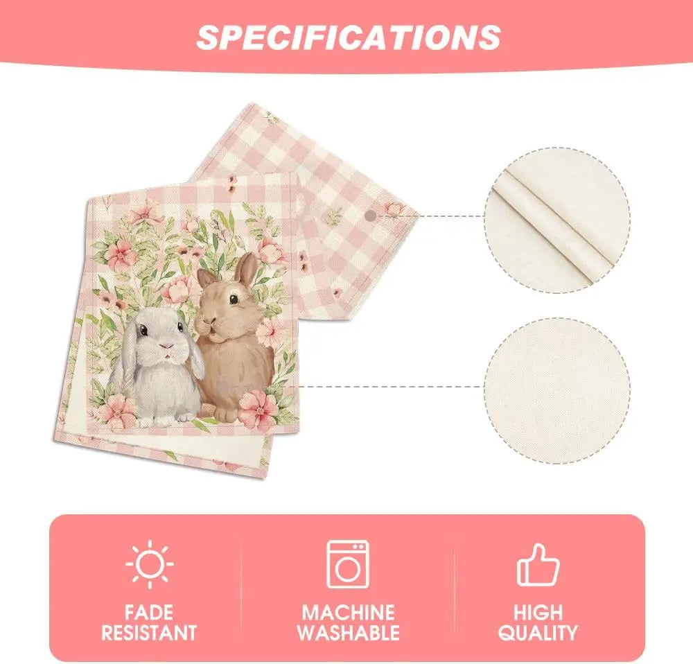 L'image montre deux mignons lapins dans un cadre floral sur un fond rose et blanc, indiquant que le produit est résistant aux décolorations, lavable en machine et de haute qualité.