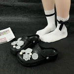 boucles sabots noirs fleurs blanches adhésif métal décoratives féminines accessoire chaussures tendance