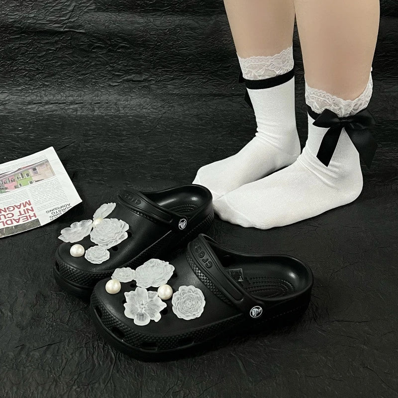 boucles sabots noirs fleurs blanches adhésif métal décoratives féminines accessoire chaussures tendance