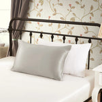 taies d'oreiller soie 100% gris clair texture lisse moderne respectueux environnement simple