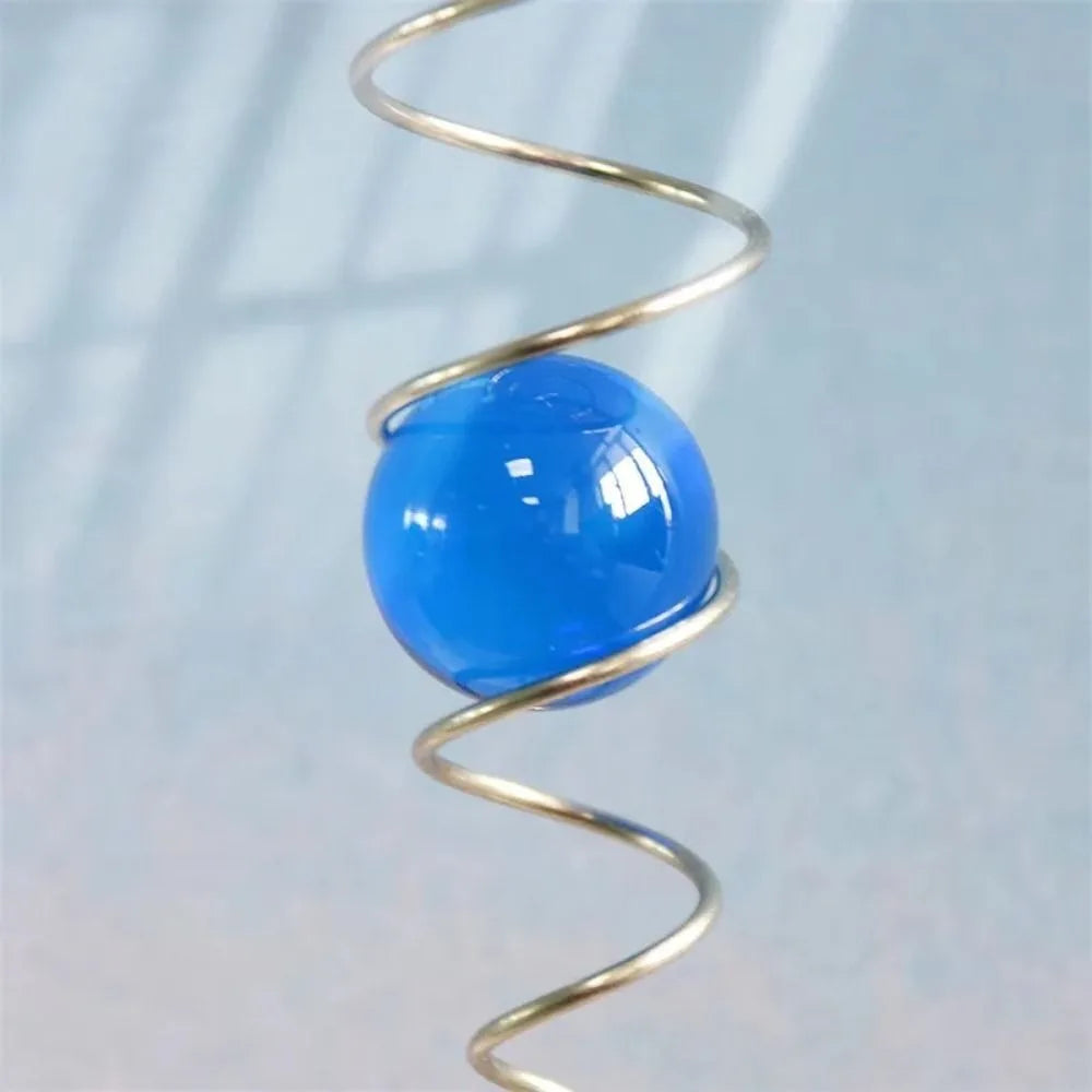 spirale métallique boule verre translucide carillon vent moderne minimaliste crochets métalliques noir bleu vert