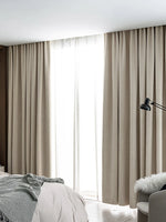 Rideaux opaques dans une chambre moderne, offrant une ambiance chaleureuse et élégante avec une lumière douce filtrant à travers les plis. Ensemble avec un lit confortable, ces rideaux créent un espace de repos apaisant. Idéal pour une décoration intérieure chic et contemporaine.