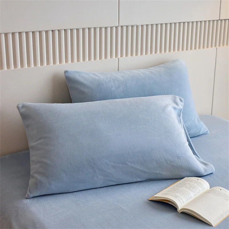 taies d'oreiller velours polyester bleu marine zip doré contemporain maison simple