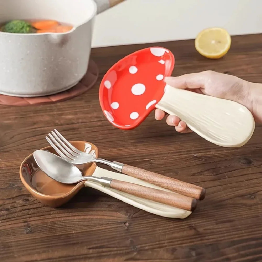 supports cuisine forme champignon bois rustique blanc rouge pois textures variées ustensiles cuillères fourchettes