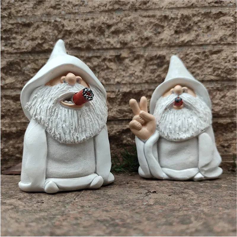 figurine jardin gnome blanc rouge barbe blanche chapeau pointu humoristique signe paix