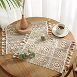 serviettes table boho chic beige clair motifs floraux crochetées tassels blancs maison restaurant festiveDecoration