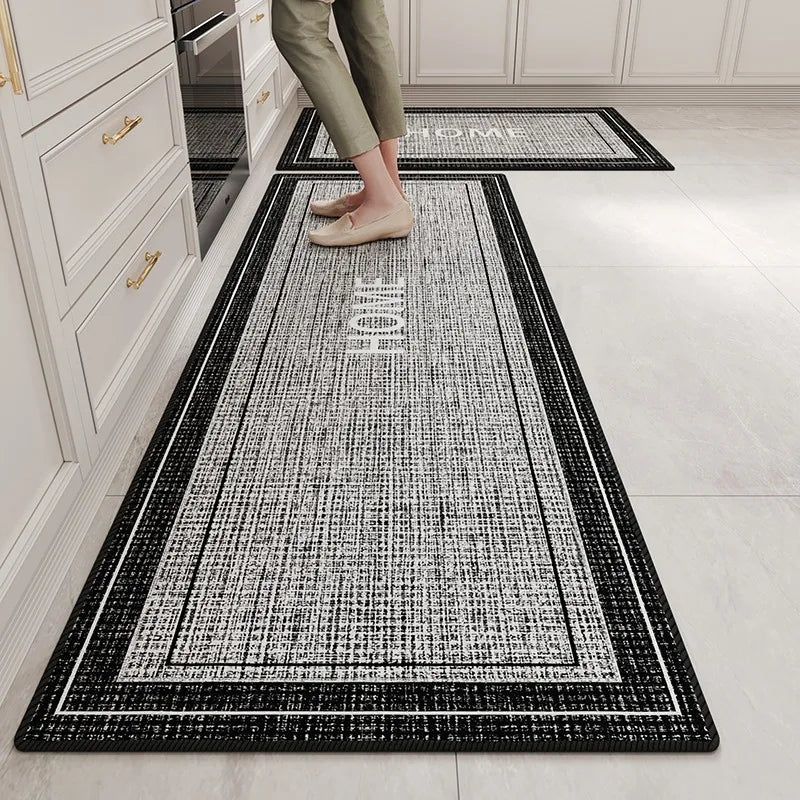 Un tapis texturé avec un motif géométrique noir et blanc, conçu pour être placé au sol dans une cuisine ou un espace de rangement.