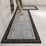 Un tapis texturé avec un motif géométrique noir et blanc, conçu pour être placé au sol dans une cuisine ou un espace de rangement.