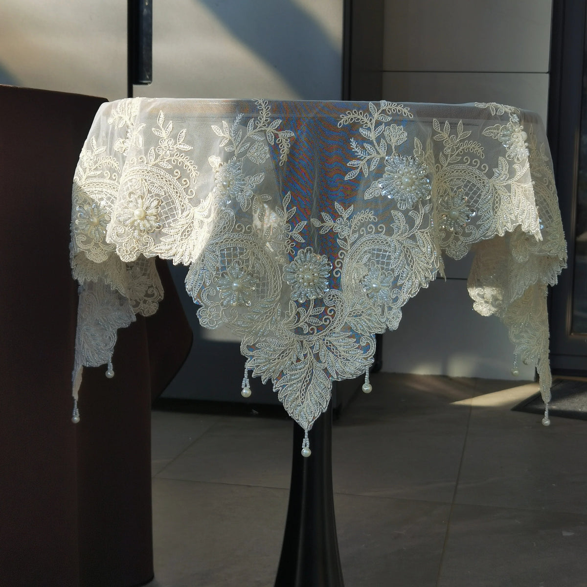 nappe dentelle transparente fleurs romantique table mariage blanc cassé beige élégante vintage floconnelle complexe