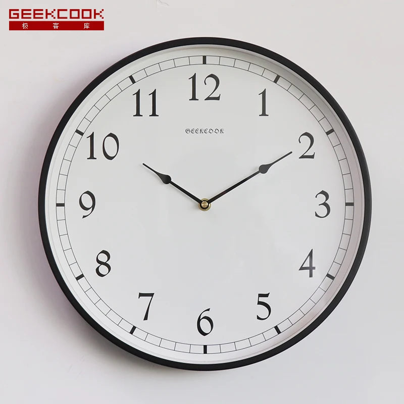 horloge murale dorée aiguilles romains noirs fond blanc moderne salon quartz