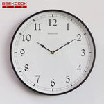 horloge murale dorée aiguilles romains noirs fond blanc moderne salon quartz