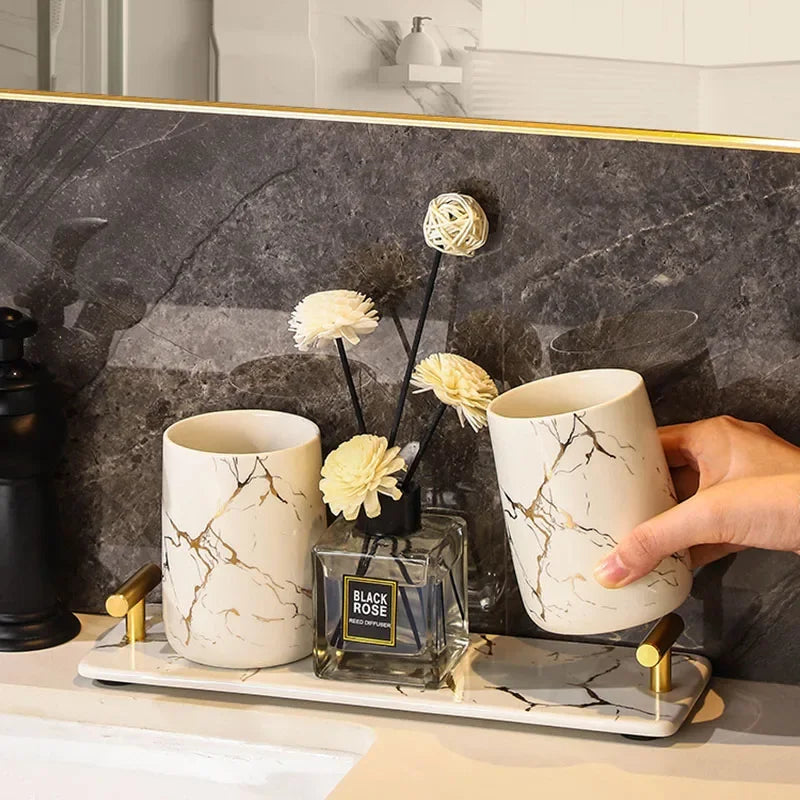 ensemble porte brosse dents porte savon marbre moderne or noir élégant bouteille parfum fleurs