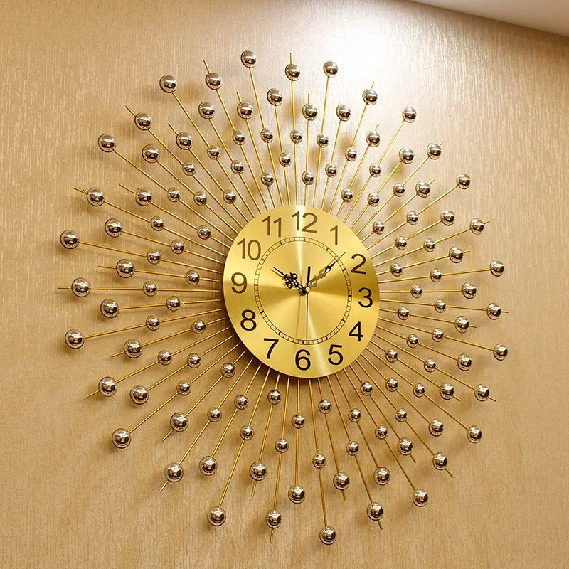 horloge murale moderne or sphères métalliques rayonnantes cadran lisse aiguilles noires salon déco