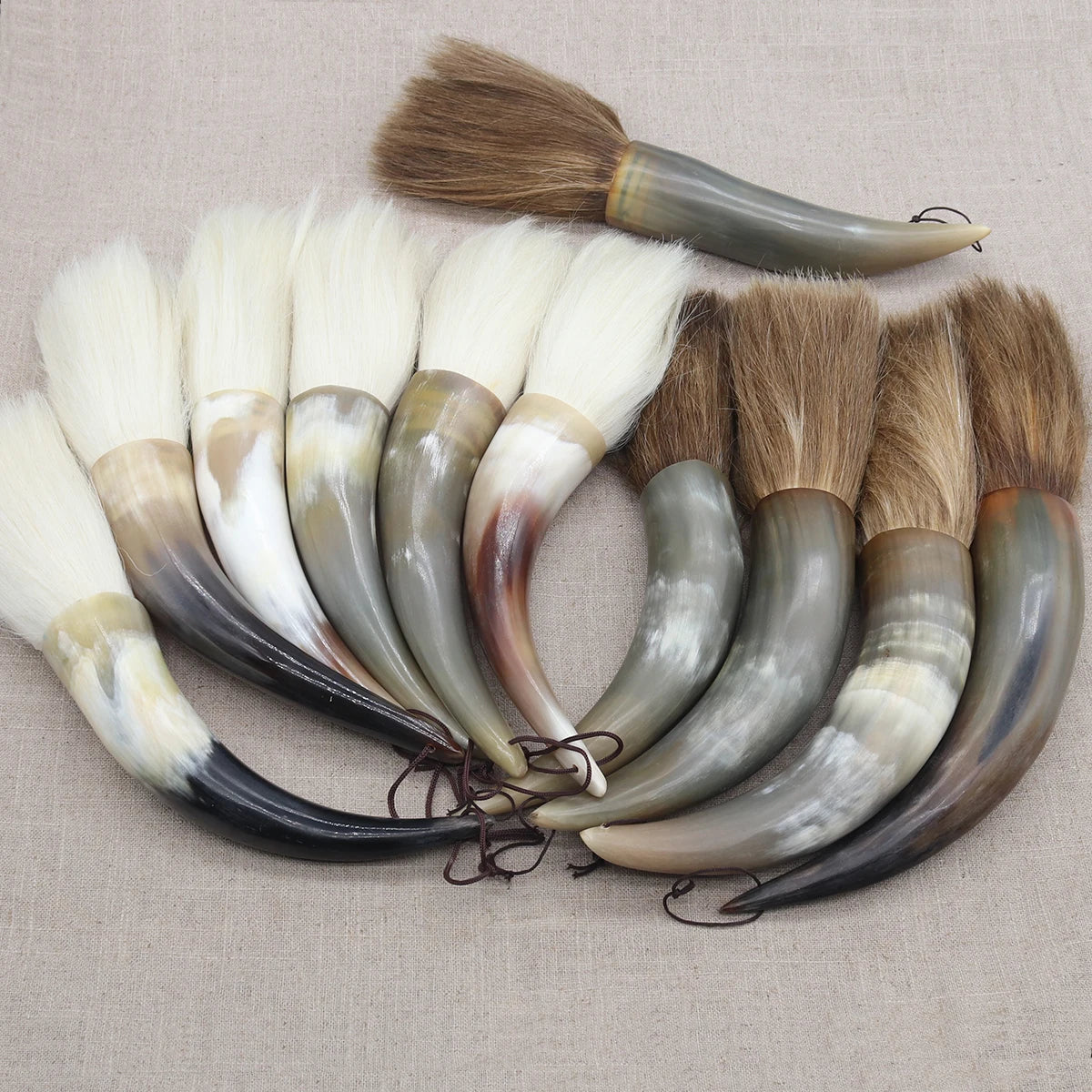 brosse peinture traditionnelle cordelette poils naturels marbrés noir blanc gris