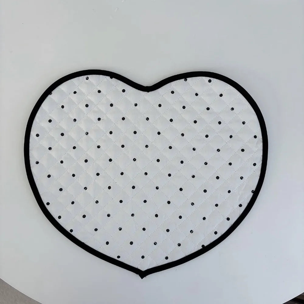 tapis table moderne blanc noir points quadrillés assiettes bols accessoires cuisine décoration photo