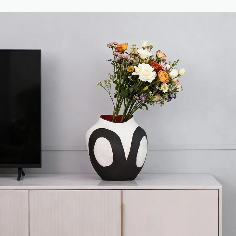 vases céramique modernes blanc noir rouge motifs géométriques minimaliste table decoration fleurs bureaux salons