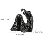 statue gothique personnage cape sombre décoration intérieure macabre noir gris foncé plissée froissée erotique