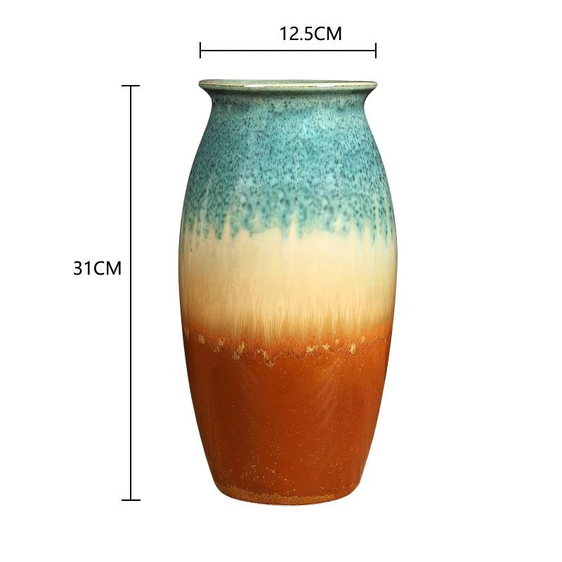 Vase artisanal en céramique aux couleurs émeraude et ocre, avec des dimensions de 31 cm de hauteur et 12,5 cm de diamètre.