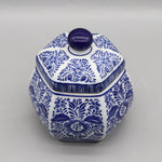 Pot en céramique bleu et blanc décoré de motifs floraux élégants.