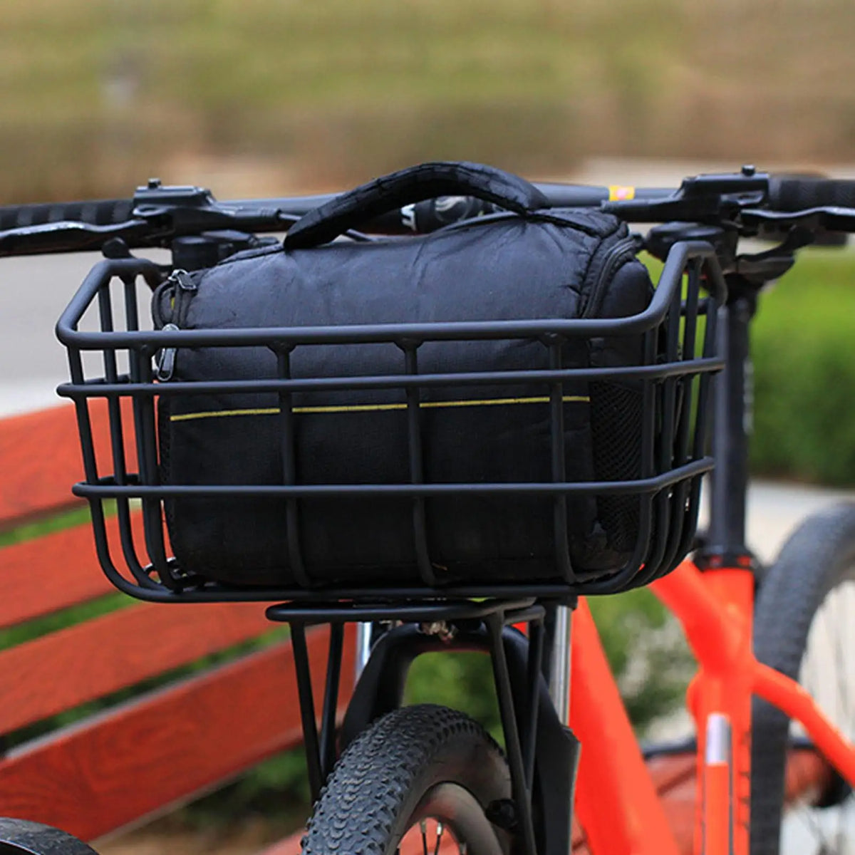panier vélo métal noir orange grille utilitaire sac guidon accessoires cyclisme porte bagages fixations